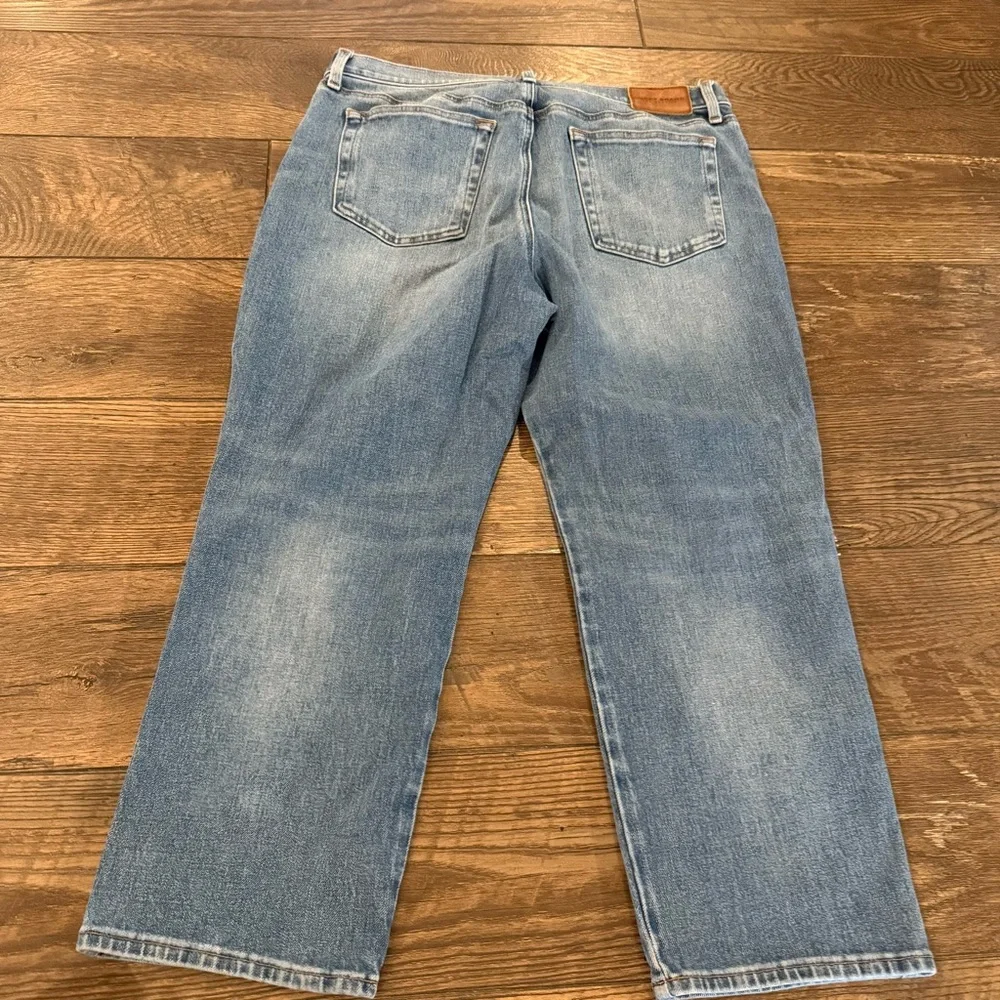 Classic Women's Straight-Leg Jeans - Light Blue - Picture 2 of 6